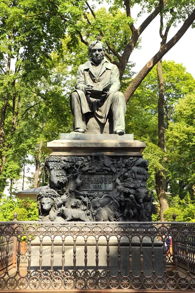 Saint Petersburg, Ivan Krylov anıtı yaz bahçesinde, yaz gününde. Rusya, Saint Petersburg Temmuz 2020