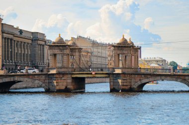 Saint Petersburg, Fontanka nehri, Lomonosov köprüsü, yaz günü. Rusya, Saint Petersburg Temmuz 2020