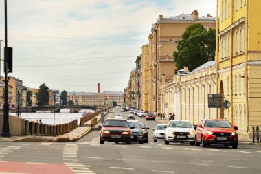 Saint Petersburg, Fontanka seti üzerinde şehir trafiği, yaz günü. Rusya, Saint Petersburg Temmuz 2020