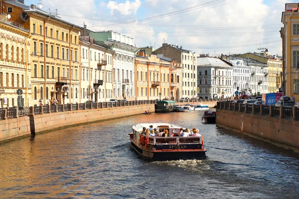 Saint Petersburg, yaz günü Moika nehri boyunca seyahat eden turistlerle dolu bir tekne. Rusya, Saint Petersburg Temmuz 2020