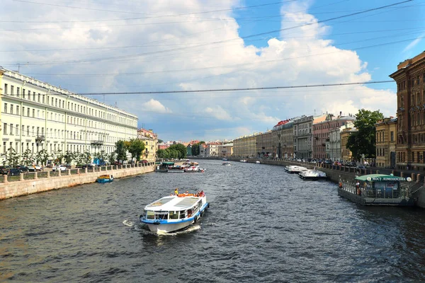 Petersburg Łódź Wycieczkowa Turystami Pływającymi Wzdłuż Rzeki Fontanki Letni Dzień — Zdjęcie stockowe