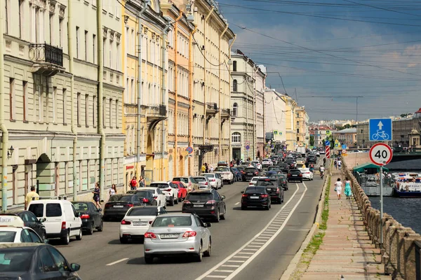 Saint Petersburg, araba trafiği ve Fontanka 'daki insanlar, yaz günü. Rusya, Saint Petersburg Temmuz 2020