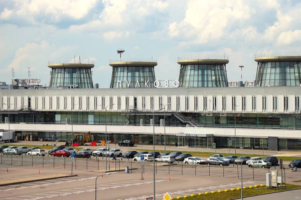 Pulkovo havaalanı terminali caddeden ön cephe manzaralı, gündüz. Rusya, Saint-Petersburg Temmuz 2020