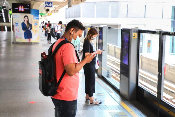 Yolcular peronda BTS Skytrain Bangkok trenini bekliyor. Tayland Bangkok Mart 2020