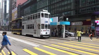 Hong Kong caddesindeki tramvaylar ve yaya geçidi. Hong Kong, Çin Kasım 2019
