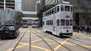 Hong Kong 'daki çift katlı tramvaylar şehirde seyahat etmenin en popüler yollarından biridir. Hong Kong, Çin Kasım 2019