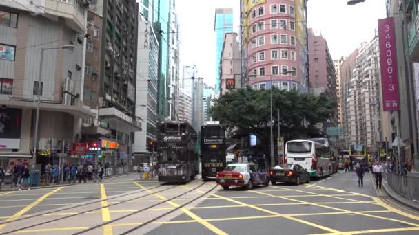 人々や車の香港の都市交通 市内のライフスタイル ジョンストンロード ワンチャイ 中国2019年11月 — ストック動画