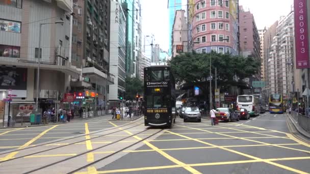 人々や車の香港の都市交通 市内のライフスタイル ジョンストンロード ワンチャイ 中国2019年11月 — ストック動画