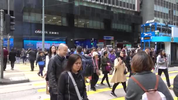 Hongkongští Chodci Přecházejí Hlavní Ulici Hong Kong Čína Listopad 2019 — Stock video