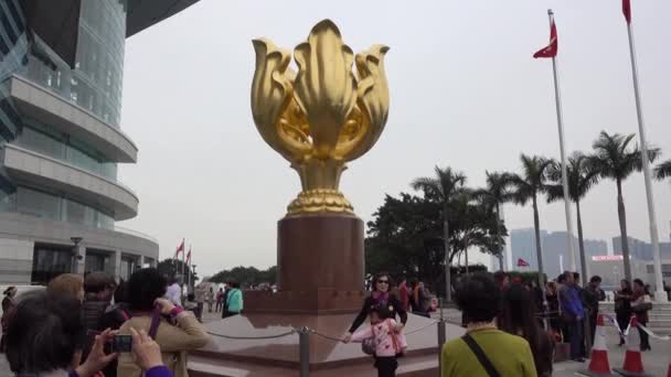 Altın Bauhinia Meydanı Hong Kong Sergi Merkezinin Yanındaki Altın Heykel — Stok video