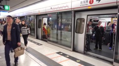 Hong Kong metro istasyonunda insanlar ve tren var. Hong Kong, Çin Kasım 2019