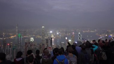 Hong Kong Victoria Tepesi, şehir manzaralı gözlem güvertesi, akşam. Hong Kong, Çin Kasım 2019