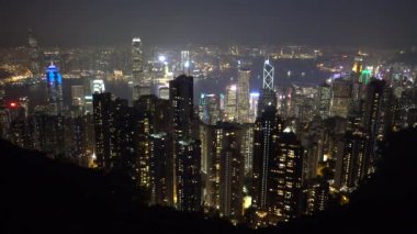 Victoria tepesinden Hong Kong manzarası, gökdelenlerin akşam ışıkları. Hong Kong, Çin Kasım 2019