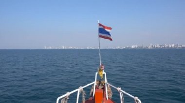 Pattaya, feribot Pattaya 'dan Koh Larn adasına gidiyor, video geminin pruvasından çekildi. Pattaya Tayland Mart 2020 