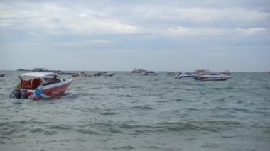 Tekneler kıyıya demir attı. Pattaya Tayland Mart 2020 