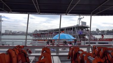 Turistlerle dolu Pattaya feribotu rıhtımdan ayrılıyor. Pattaya Tayland Mart 2020