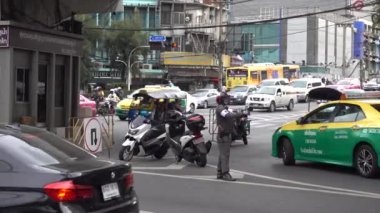 Bangkok araba trafiği, polis arabaların akışını kontrol ediyor. Tayland Bangkok Kasım 2019