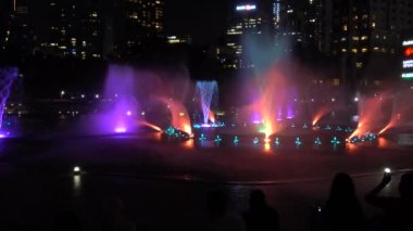 Kuala Lumpur Simfoni Gölü Çeşmeleri ışık gösterisi, akşam. Kuala Lumpur Malezya Kasım 2019