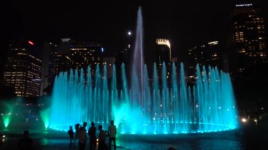 Kuala Lumpur Simfoni Gölü Çeşmeleri ışık gösterisi, akşam. Kuala Lumpur Malezya Kasım 2019