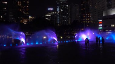 Kuala Lumpur Simfoni Gölü Çeşmeleri ışık gösterisi, akşam. Kuala Lumpur Malezya Kasım 2019