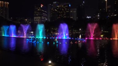 Kuala Lumpur Simfoni Gölü Çeşmeleri ışık gösterisi, akşam. Kuala Lumpur Malezya Kasım 2019