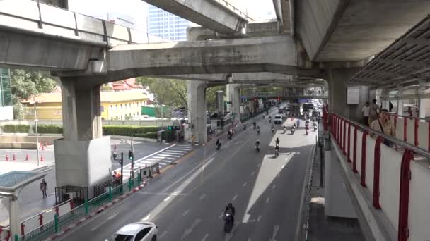 Tráfico Coches Carretera Bangkok Día Ratchadamri Carretera Tailandia Bangkok Marzo — Vídeos de Stock
