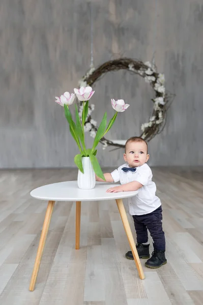 Fashionable Baby Boy Posing Table Which Vase Tulip Vertical Portrait — Stock Photo, Image