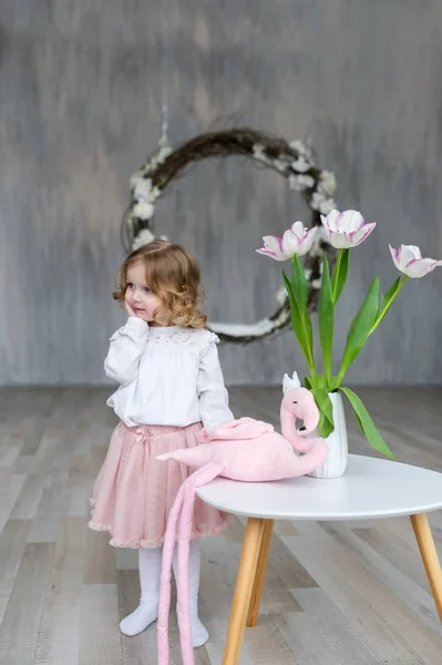 Chiquitina Moda Posando Mesa Sobre Que Hay Florero Con Tulipán — Foto de Stock