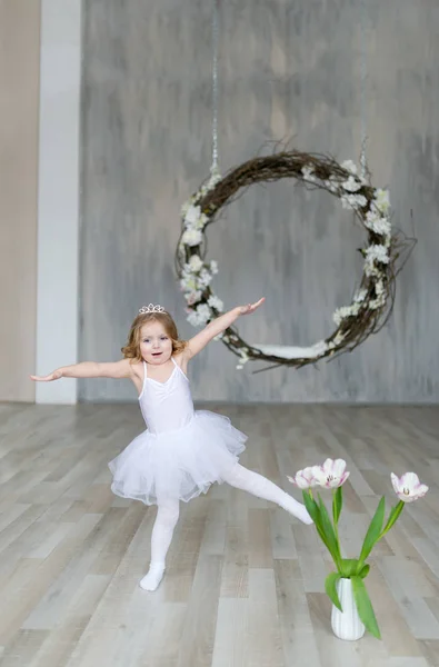 Bailarina Bonito Traje Balé Branco Está Dançando Quarto Miúdo Aula — Fotografia de Stock