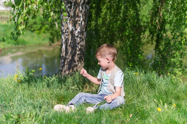 Adorable Boy Sitting Green Grass Forest Lawn Playing — Stock Photo, Image