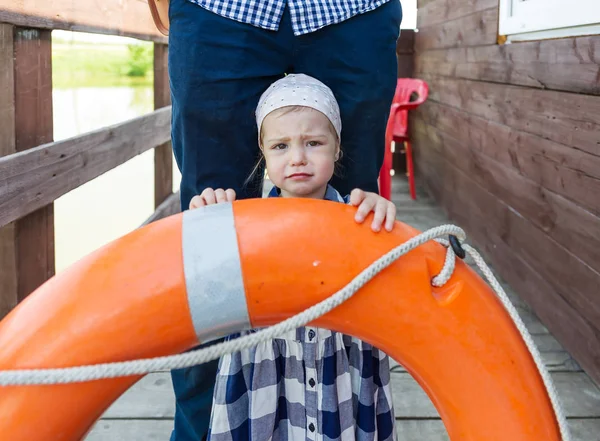 Niña Caprichosa Boya Salvavidas Retrato Horizontal — Foto de Stock