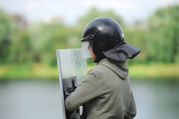 Serviço Segurança Especialista Uniforme Capacete Contra Lago Vista Frontal — Fotografia de Stock