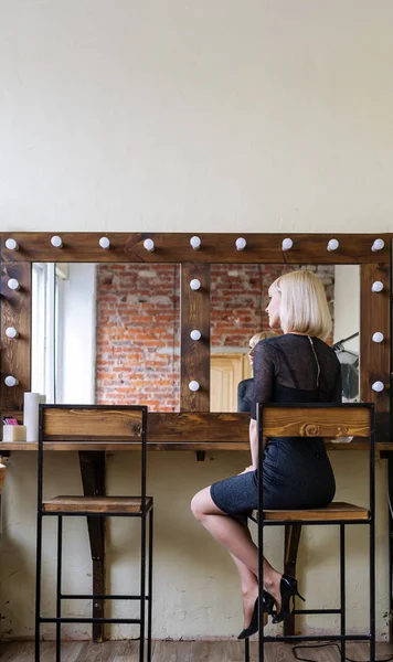 Mulher Quarto Olha Para Seu Reflexo Espelho Com Lâmpadas Verifica — Fotografia de Stock