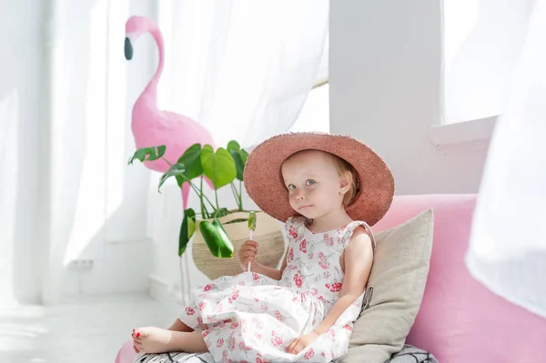 Menina Loira Chapéu Sentada Sofá Seu Quarto Menina Pequena Flamingo — Fotografia de Stock