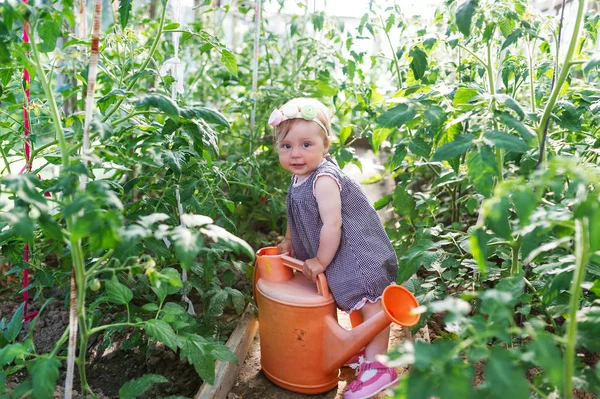 Niña Con Regadera Está Entre Las Plantas Verdes Jardín —  Fotos de Stock