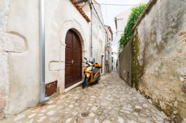 Mimari detaylar eski evler, sokakta park motosiklet.