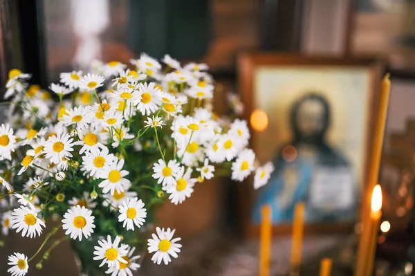 그리스도의 신성한 아이콘의 배경에 Camomiles의 꽃다발 꽃에서 선택적 — 스톡 사진