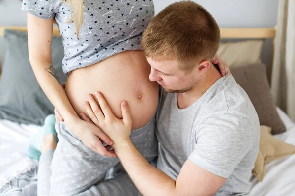 Güzel Aile Expecing Ebeveynler Arasinda Ayrıntılı Portre — Stok fotoğraf