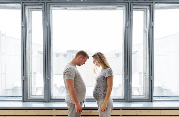 Gelukkige Zwangere Jonge Paar Staan Samen Een Venster Toekomstige Vader — Stockfoto