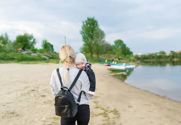 Matka Córka Trochę Chodzić Piaszczystej Plaży Matka Córka Razem Jest — Zdjęcie stockowe