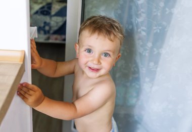 Sevimli küçük çocuk standında balkon. Portre portre