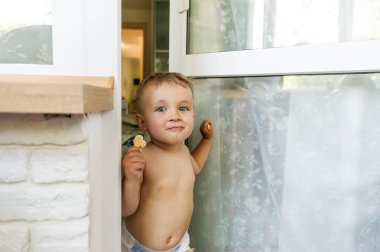 Balkon standında kurabiye tatlı küçük çocuk. Portre portre