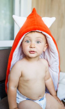 Portre sevimli, neşeli ve küçük bir çocuk. Portre