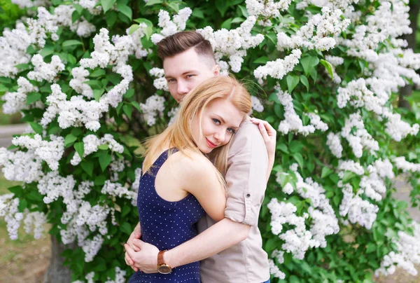 Retrato Cerca Una Hermosa Pareja Joven Fondo Las Flores Cerezo —  Fotos de Stock