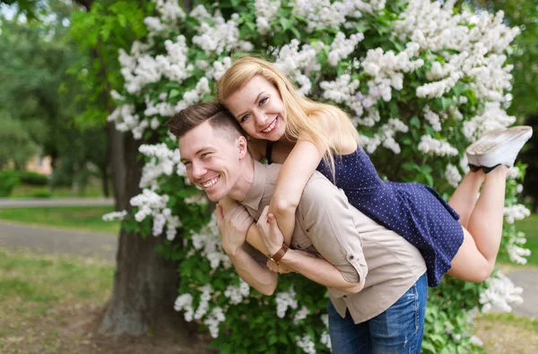 Söta Par Tillbringar Perfekt Tid Stadsparken Närbild Porträtt Ett Vackert — Stockfoto