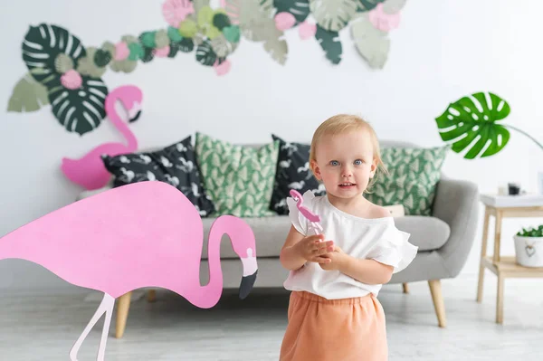 Menina Loira Chapéu Grande Seu Quarto Menina Pequena Flamingo Rosa — Fotografia de Stock