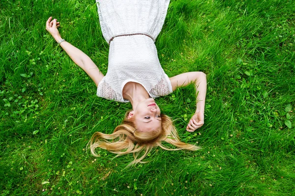 Hermosa Mujer Joven Acostada Sobre Hierba Verde Brillante Naturaleza Primavera —  Fotos de Stock