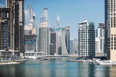 Birleşik Arap Emirlikleri. Dubai Yat Limanı kanal. Dubai içinde gökdelenler. Şehir manzarası.