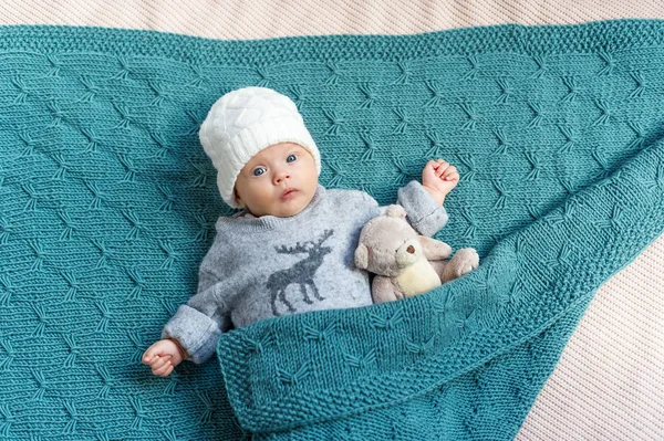 Menina Recém Nascida Boné Branco Com Ursinho Pelúcia Brinquedo Vista — Fotografia de Stock