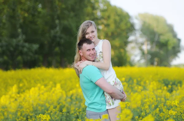 Gelukkige Jonge Paar Verliefd Knuffelen Geel Koolzaad Veld Horizontale Portret — Stockfoto